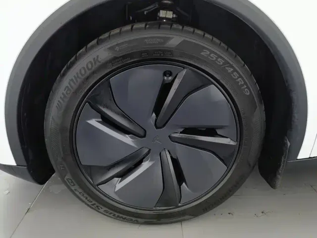 Tesla Model Y — Фото автомобиля 17