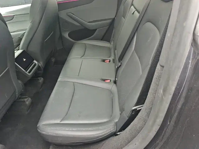 Tesla Model Y — Фото автомобиля 16