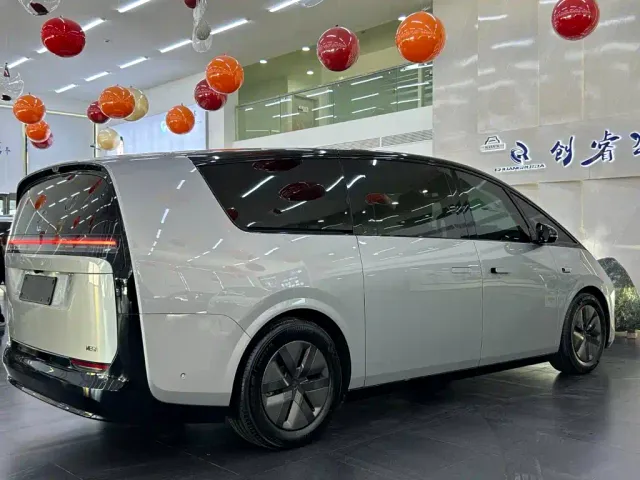 Li Auto MEGA — Фото автомобиля 16