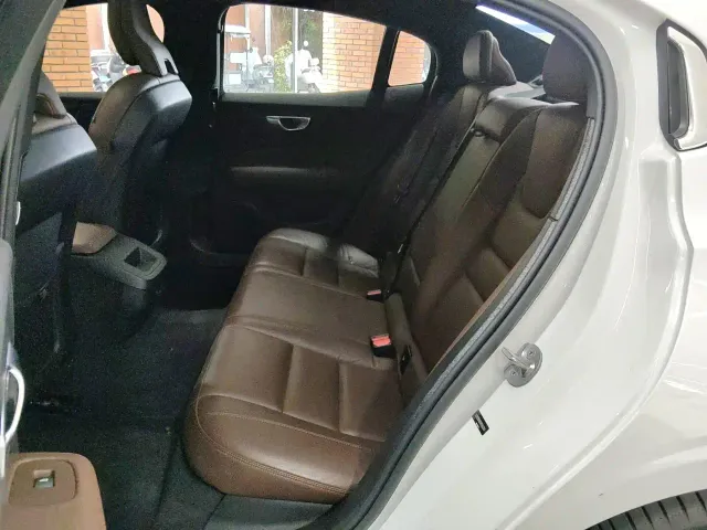 Volvo S60 — Фото автомобиля 11