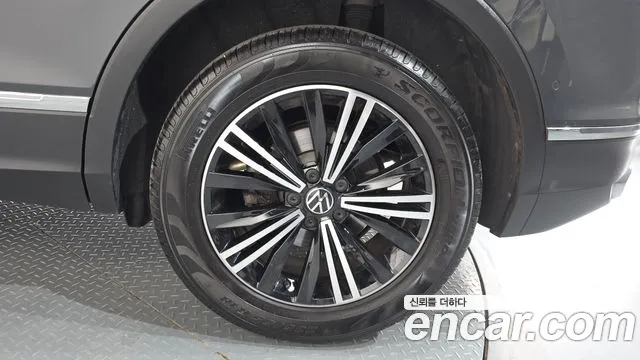 Volkswagen Tiguan Tiguan 2 поколение 2.0 TDI Premium — Фото автомобиля 21