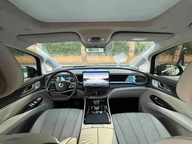 Denza D9 — Фото автомобиля 6