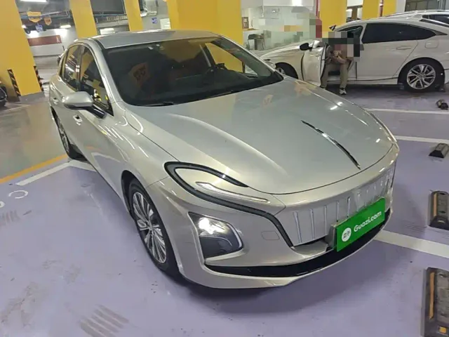 Hongqi E-QM5 — Фото автомобиля 3
