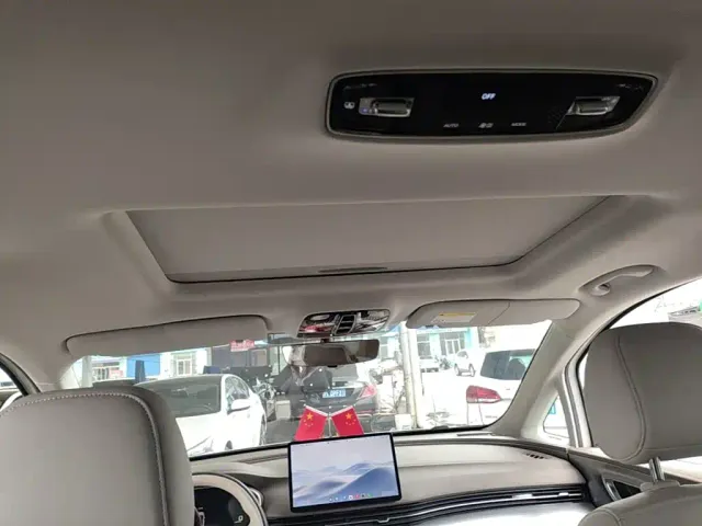 Roewe iMAX8 — Фото автомобиля 17