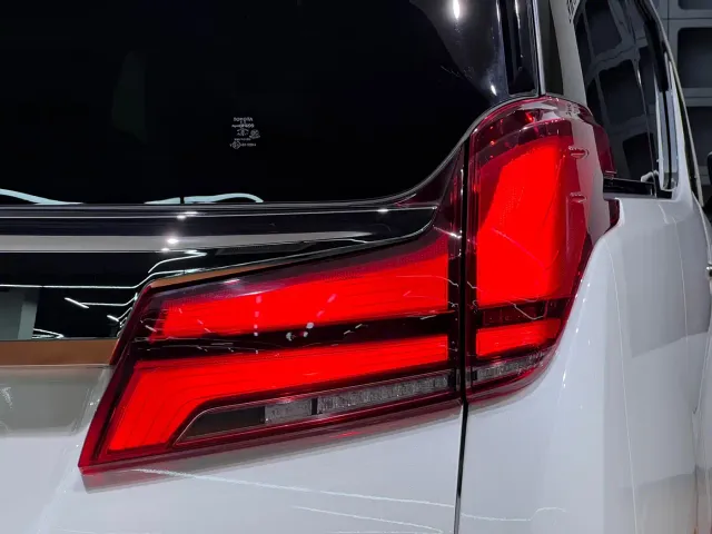 Toyota Alphard — Фото автомобиля 8