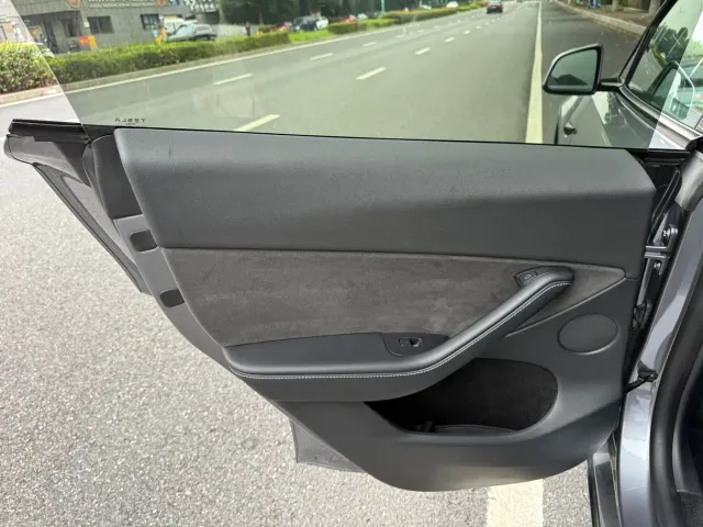 Tesla Model Y — Фото автомобиля 11