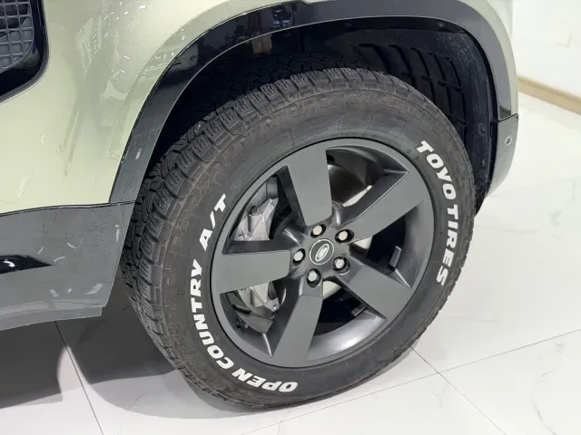 Land Rover Defender — Фото автомобиля 25