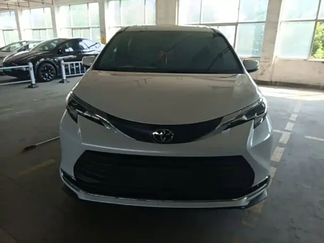 Toyota Sienna — Фото автомобиля 2