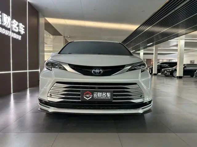Toyota Sienna — Фото автомобиля 2
