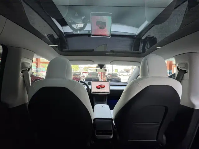 Tesla Model Y — Фото автомобиля 17