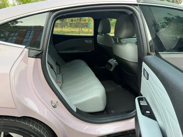 Geely Galaxy E8 — Фото автомобиля 9