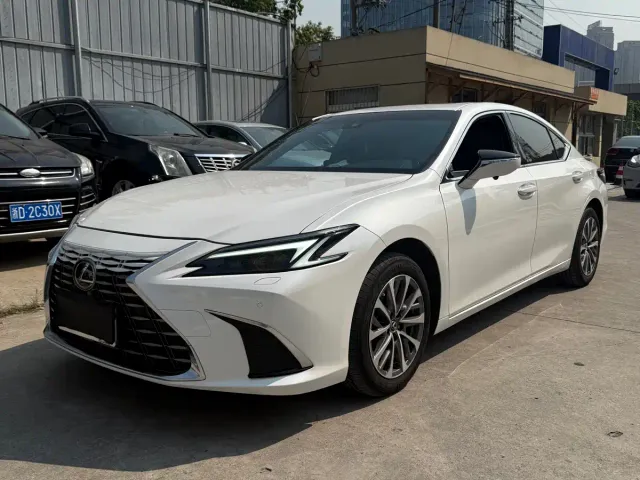 Фотография автомобиля — Lexus ES
