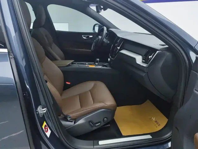 Volvo XC60 — Фото автомобиля 8