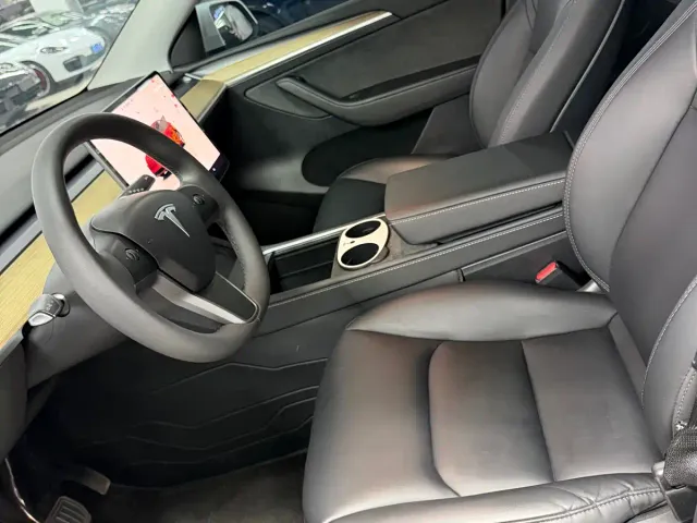 Tesla Model Y — Фото автомобиля 3