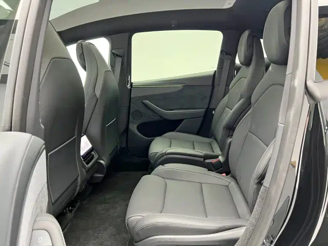 Tesla Model Y L — Фото автомобиля 17