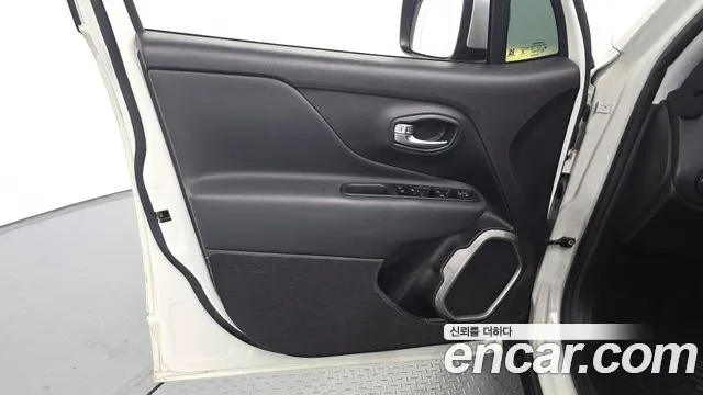 Jeep Renegade — Фото автомобиля 13