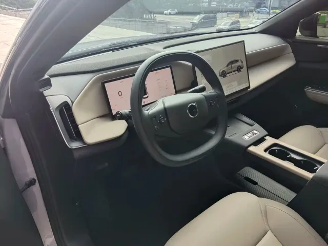Volvo XC70 Plug-in Hybrid — Фото автомобиля 12