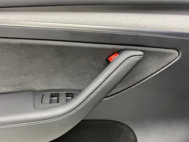 Tesla Model Y — Фото автомобиля 21