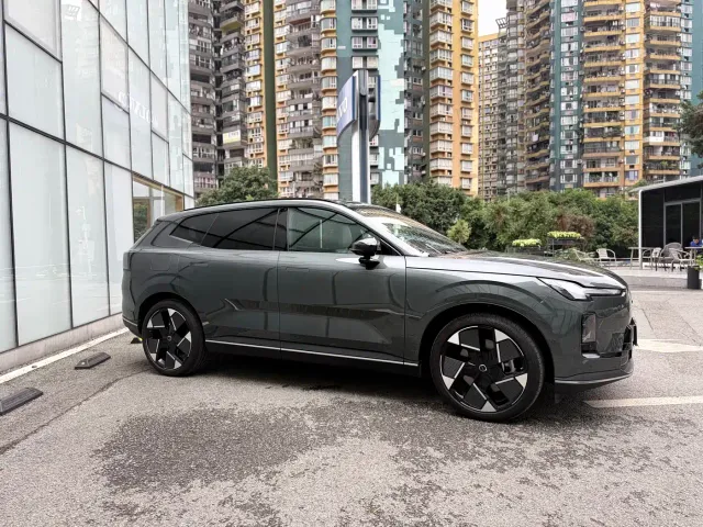 Volvo XC70 Plug-in Hybrid — Фото автомобиля 4