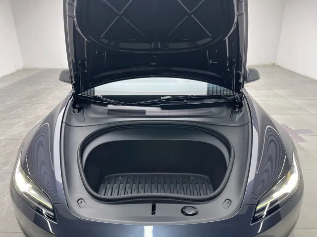 Tesla Model 3 — Фото автомобиля 9