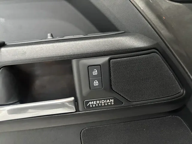 Land Rover Defender — Фото автомобиля 12