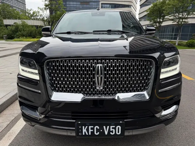 Lincoln Navigator — Фото автомобиля 2