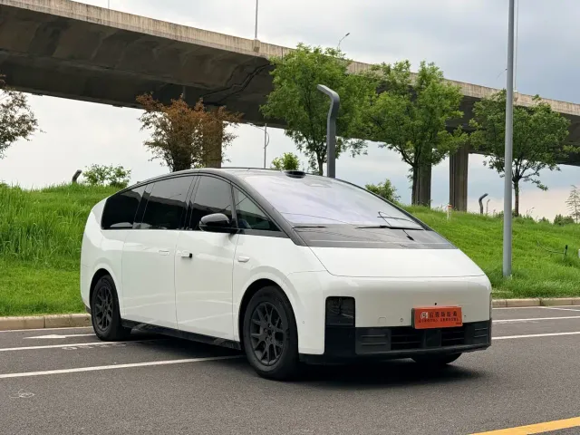 Li Auto MEGA — Фото автомобиля 3