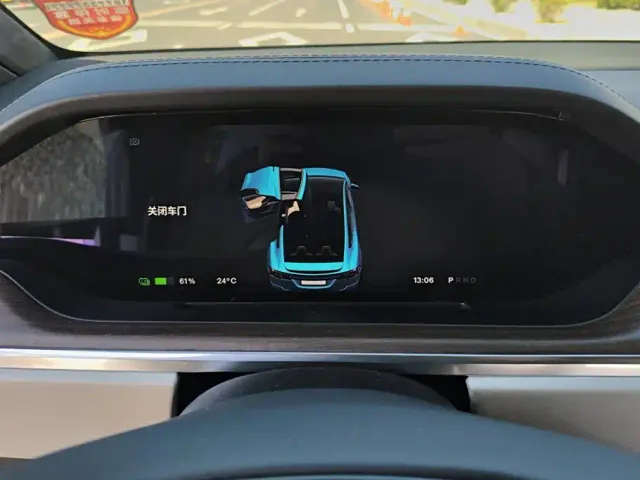 Tesla Model X — Фото автомобиля 14