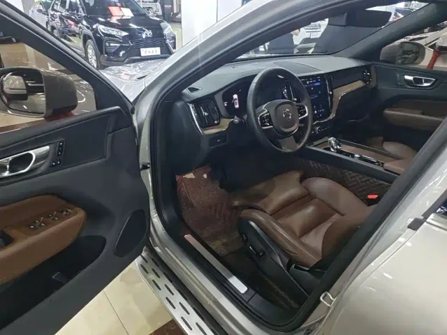 Volvo XC60 — Фото автомобиля 15