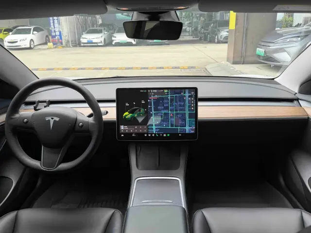 Tesla Model 3 — Фото автомобиля 9