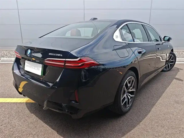 BMW i5 — Фото автомобиля 4