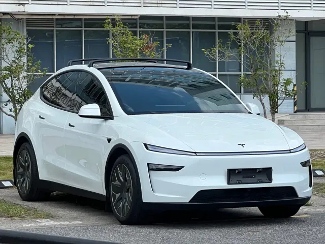 Tesla Model Y L — Фото автомобиля 3