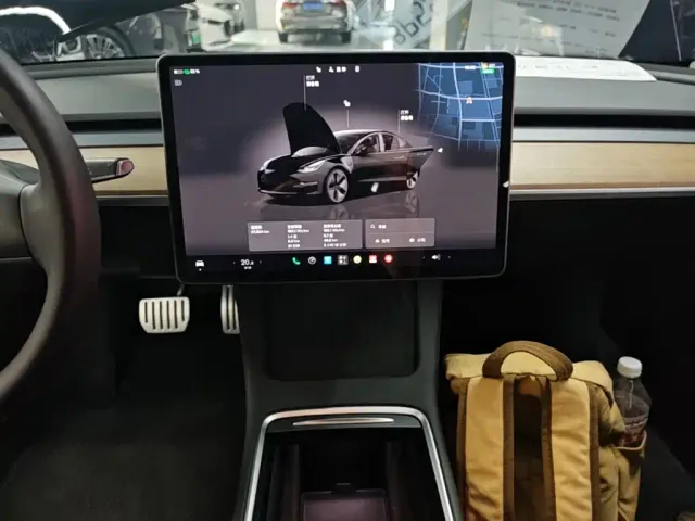 Tesla Model 3 — Фото автомобиля 12