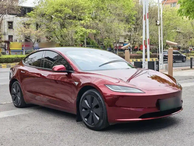 Tesla Model 3 — Фото автомобиля 2