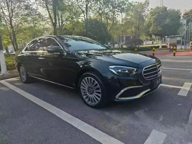 Mercedes-Benz E-Class — Фото автомобиля 3