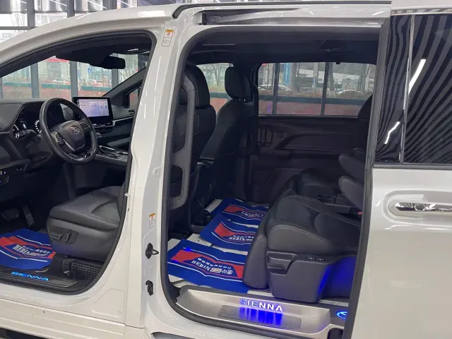 Toyota Sienna — Фото автомобиля 4