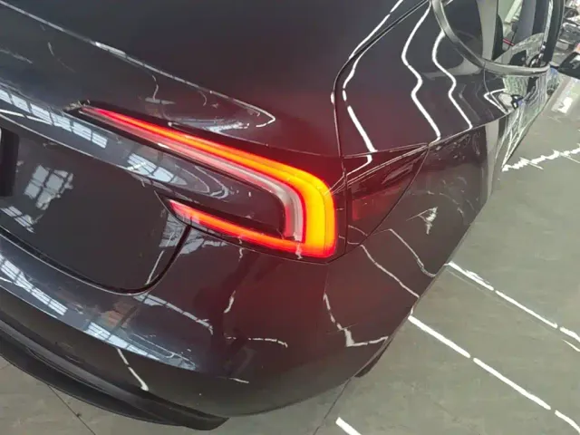 Tesla Model 3 — Фото автомобиля 7