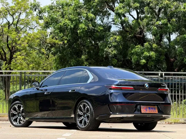 BMW 7 Series — Фото автомобиля 4