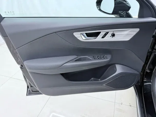 Hongqi E-QM5 — Фото автомобиля 15