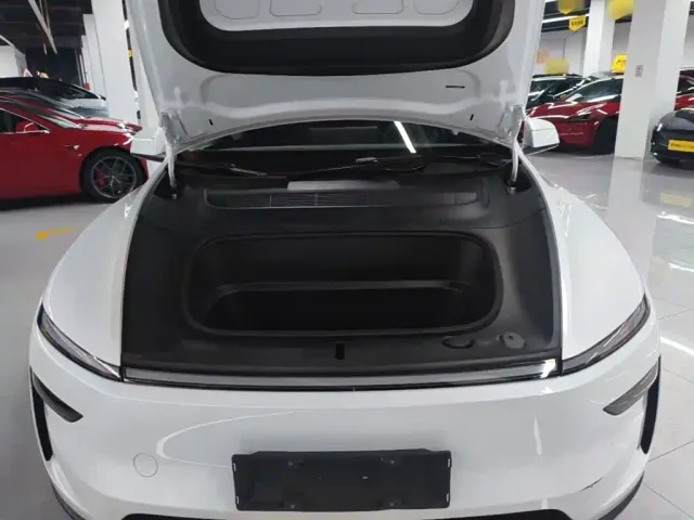Tesla Model Y — Фото автомобиля 19