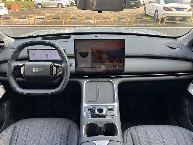 Geely Galaxy Starship 7 EM-i — Фото автомобиля 5