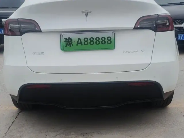 Tesla Model Y — Фото автомобиля 11