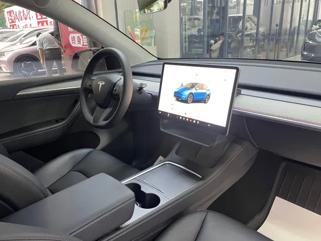 Tesla Model Y — Фото автомобиля 18