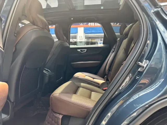 Volvo XC60 — Фото автомобиля 8