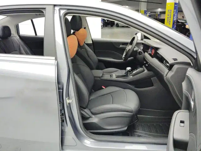 Roewe i5 — Фото автомобиля 8
