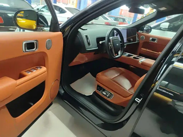 Li Auto L8 — Фото автомобиля 11