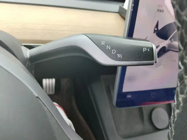 Tesla Model 3 — Фото автомобиля 6