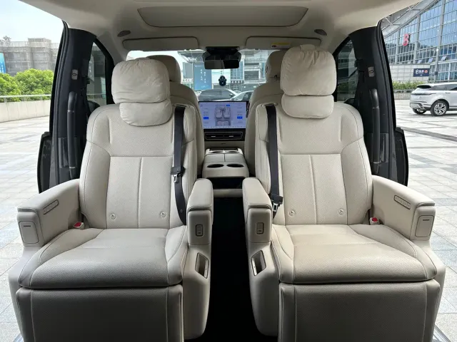 Li Auto MEGA — Фото автомобиля 16