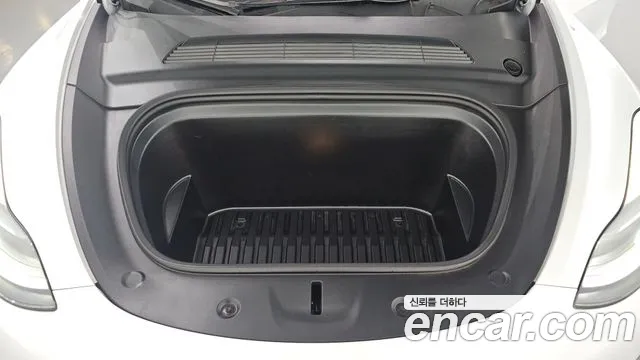 Tesla Model Y — Фото автомобиля 9