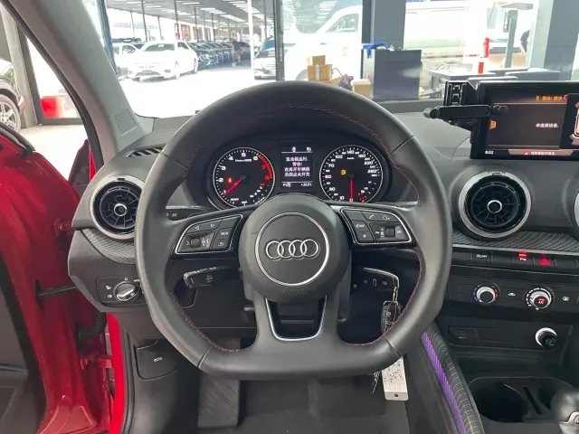 Audi Q2L — Фото автомобиля 10